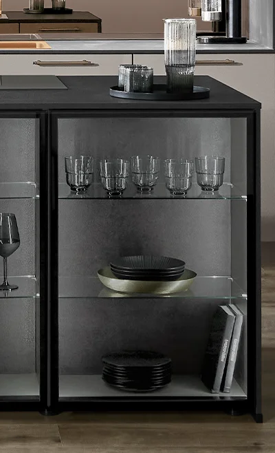 De glazen kast Air combineert elegantie met transparantie en biedt stijlvolle presentatieoppervlakken in een modern design.
