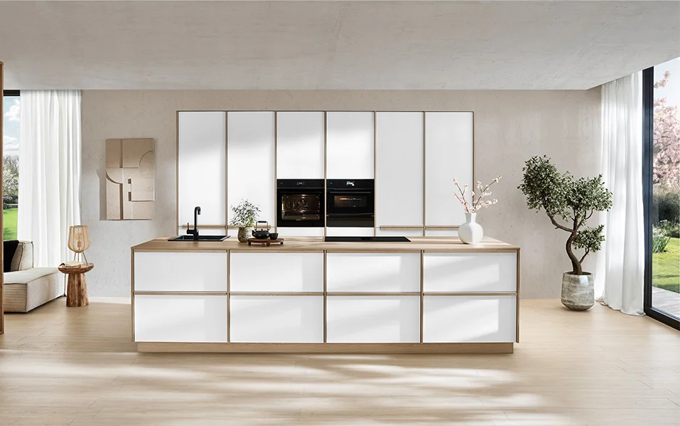 Minimalist kitchen in Japandi style: SENSO 488 in white premium matt with a natural wood look creates a harmonious, calm atmosphere.