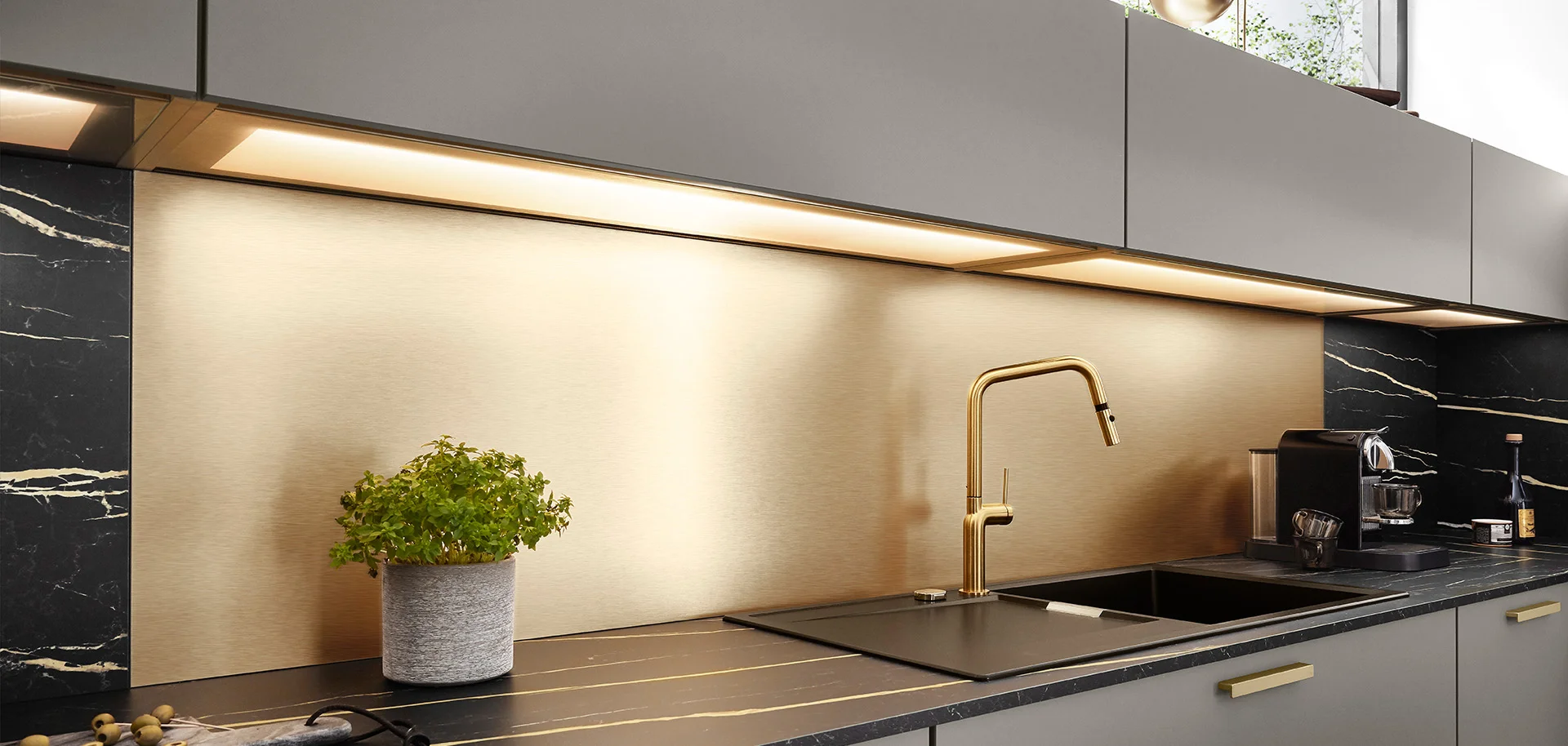 Moderne Küche mit eleganten schwarzen Marmor-Arbeitsplatten, goldenen Akzenten, Unterbaubeleuchtung und einem Topfpflanze, die einen Hauch von Grün verleiht.