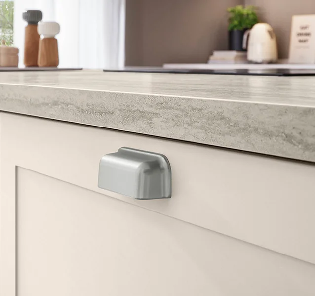 Encimera clara de piedra combinada con muebles minimalistas.