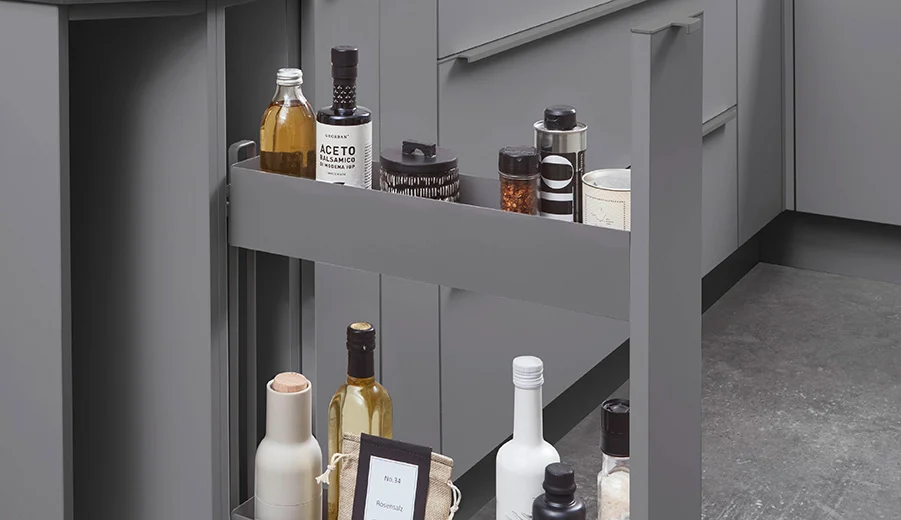 Kompakter Auszug mit 150 mm Breite bietet griffbereiten Stauraum für Öl Essig und Gewürze neben Herd oder Kochfeld.