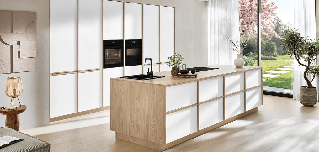 Des lignes claires, des accents chaleureux de bois : La ligne de design Sakura allie l'esthétique moderne à la légèreté naturelle pour une ambiance de cuisine pleine de style.
