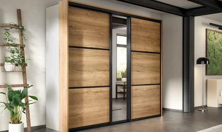 Kleiderschrank mit Gleittür.