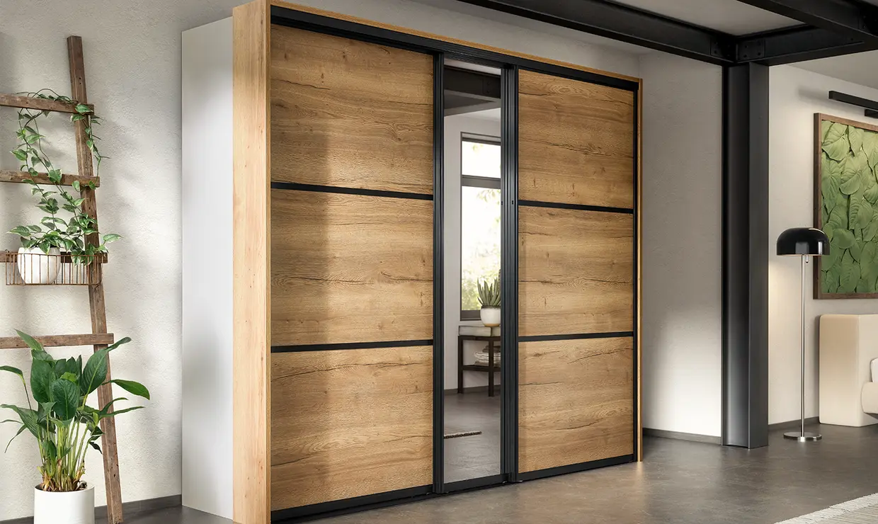 Kleiderschrank mit Gleittür.