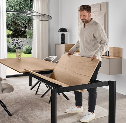 Uitschuifmechanisme met vlinder op de tafel met vier poten - handig uitschuifbaar met elegante beweging met een persoon.