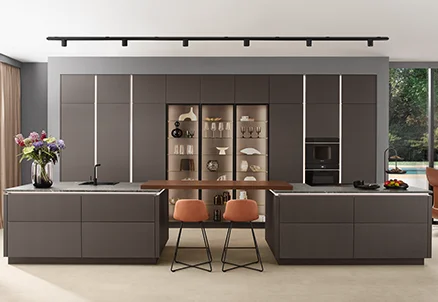 Küche mit der Front Softline 505 in Coffee Perfect matt – moderne, grifflose Gestaltung trifft auf warme Farbtöne und durchgängiges Design.