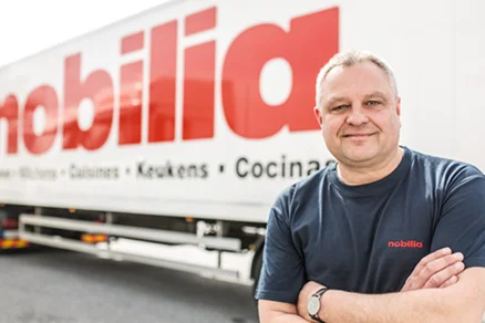 LKW-Fahrer vor einem nobilia-Transporter – attraktive Jobmöglichkeiten in der Logistik bei nobilia.