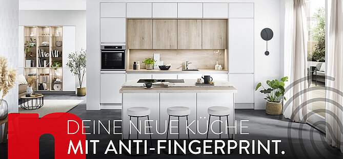 Moderne Küchengestaltung mit weißen Schränken, Holzakzenten und Anti-Fingerabdruck-Technologie, die eine saubere und zeitgemäße Ästhetik präsentiert.