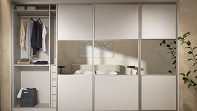 Kleiderschrank mit zwei Fachböden und einer Garderobenstange.