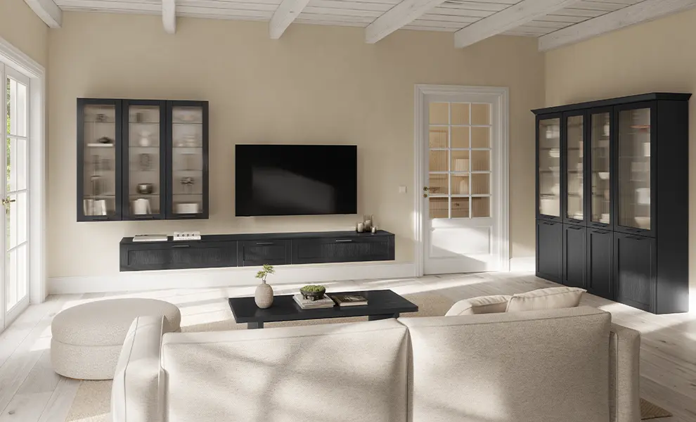 Wohnzimmer mit schwarzen Lacklaminat-Möbeln in Holzstruktur, Glasvitrinen, TV-Wand und Couchtisch