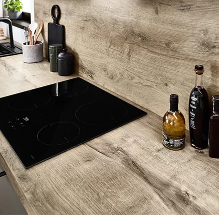 Diese Arbeitsplatte **392 Master Oak Nachbildung** bringt eine warme, natürliche Holzoptik in die Küche – perfekt für gemütliche Wohnküchen mit modernem Anspruch. Die authentische Maserung der Eichenholz-Nachbildung wirkt hochwertig und lebendig. Sie passt besonders gut zu matten Fronten in Erdtönen wie Taupegrau und unterstreicht ein harmonisches, wohnliches Gesamtbild. Ideal für alle, die modernes Küchendesign mit einem Hauch Natur verbinden möchten.