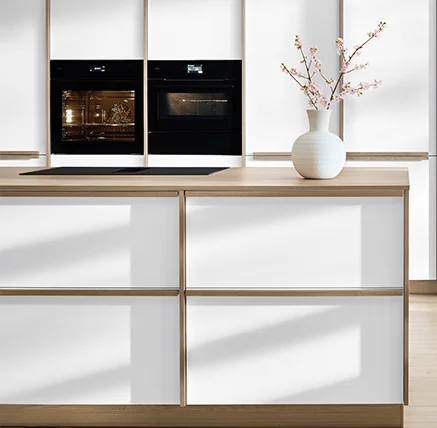 Heldere lijnen, warme houtaccenten: De Sakura designlijn combineert moderne esthetiek met natuurlijke lichtheid voor een stijlvolle keukenambiance.