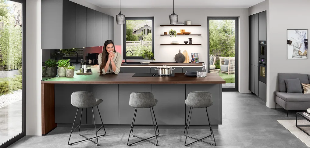 El frente SENSO 491 en gris pizarra mate premium aporta elegancia moderna a la cocina e impresiona con su superficie mate aterciopelada. En esta elegante cocina, el diseño atemporal se une a la funcionalidad, y Sally demuestra lo acogedor que puede ser el centro del hogar.