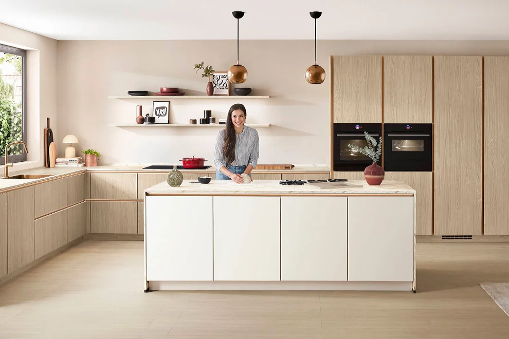 Grifflose Küche in der Farbe Eiche Como Nachbildung.