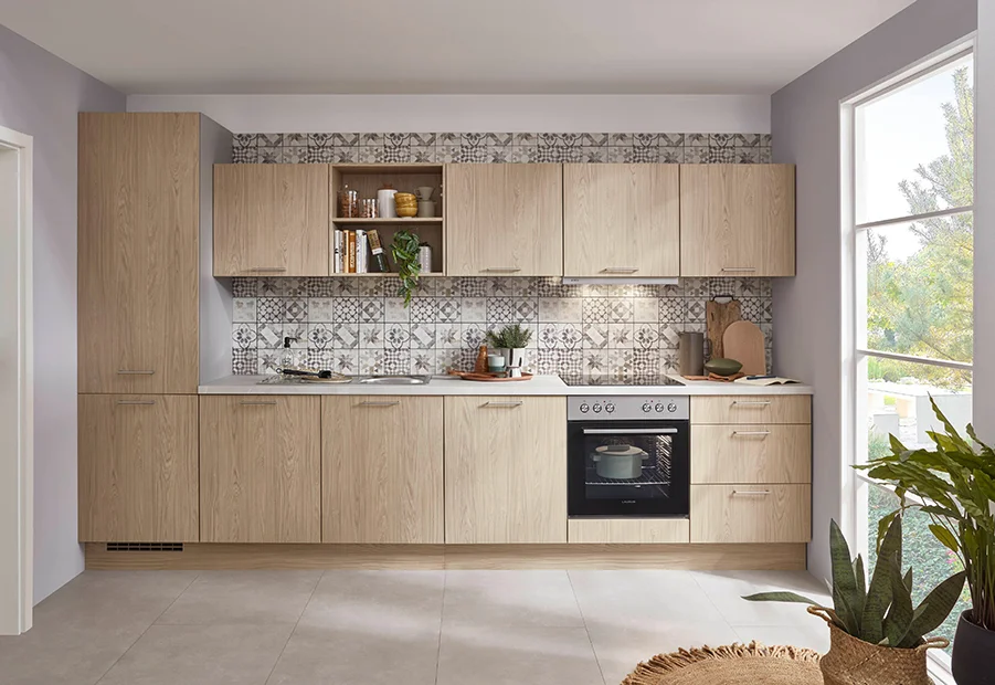Moderne Küche mit Holzfronten, stilvollem Fliesenmuster und Pflanzenakzent für ein gemütliches Ambiente.