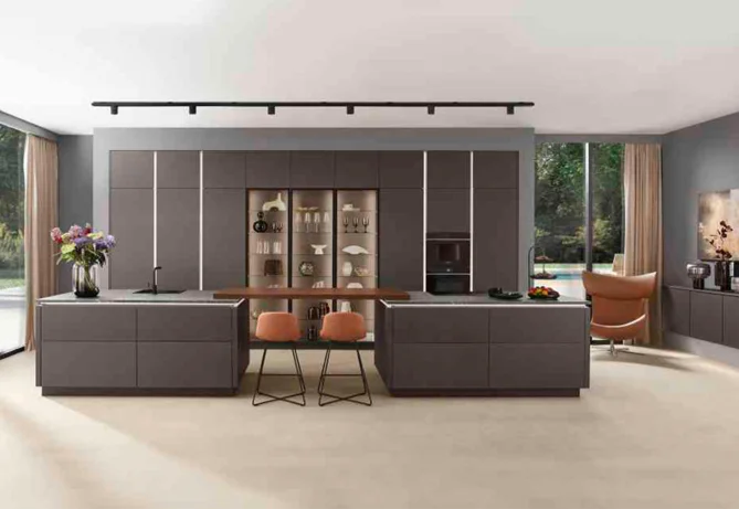 Große moderne Wohnküche mit zwei Inseln, Softline in Coffee Perfect matt mit Antifingerprint Oberfläche.