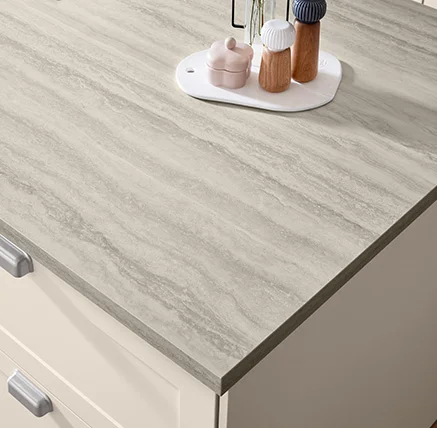 Die Arbeitsplatte 349 in Travertin sandgrau Nachbildung ergänzt die Front Nordic 788 in Sand matt perfekt. Ihre natürliche Steinoptik in warmen Grautönen bringt eine harmonische Struktur in die Küche und unterstreicht den wohnlichen Landhauscharakter. Ideal für alle, die eine stilvolle und pflegeleichte Oberfläche mit natürlicher Anmutung suchen.