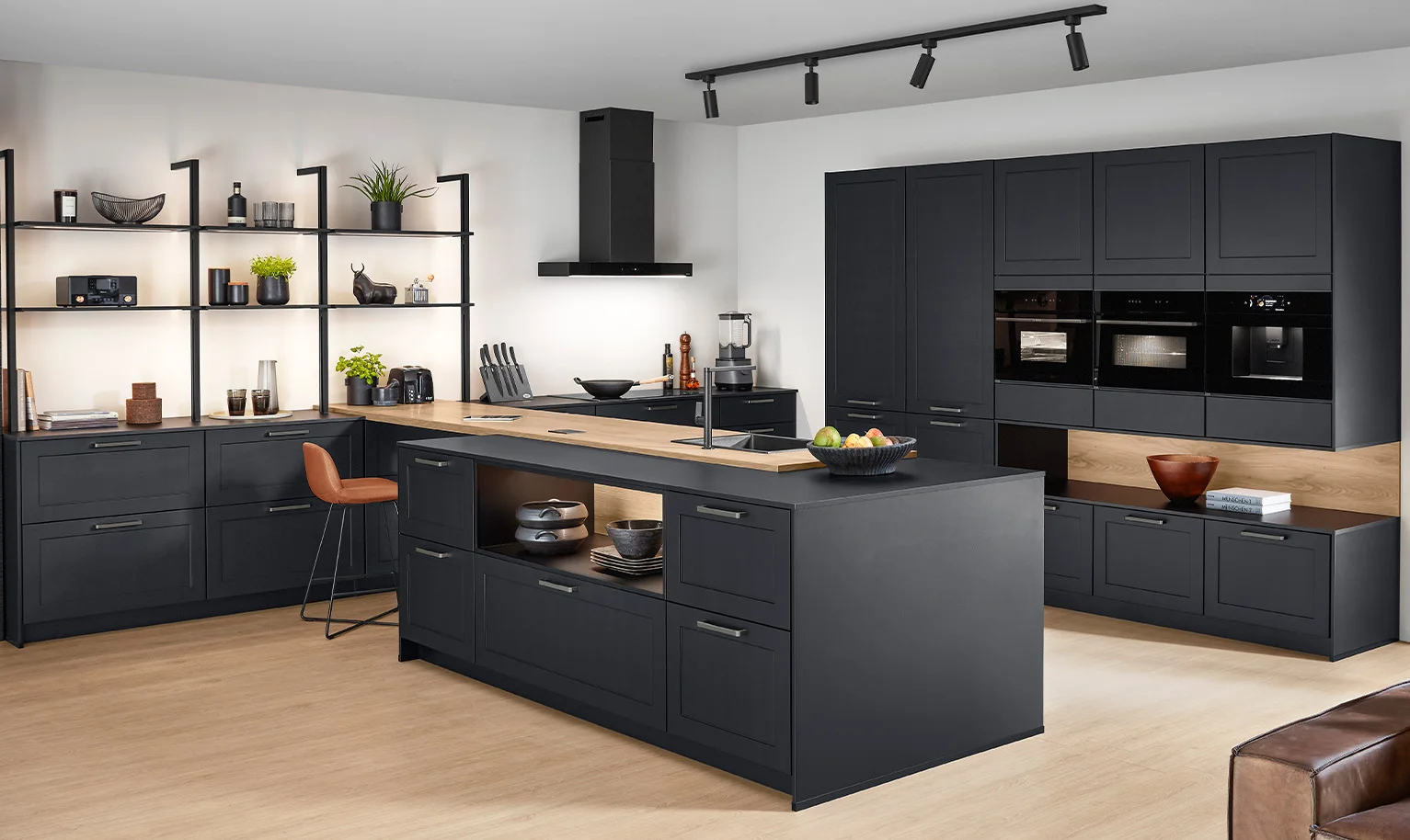 Zeitloses Landhausdesign in Steinblau mit natürlicher Holzstruktur - FRAME 617 vereint Modernität und Gemütlichkeit.