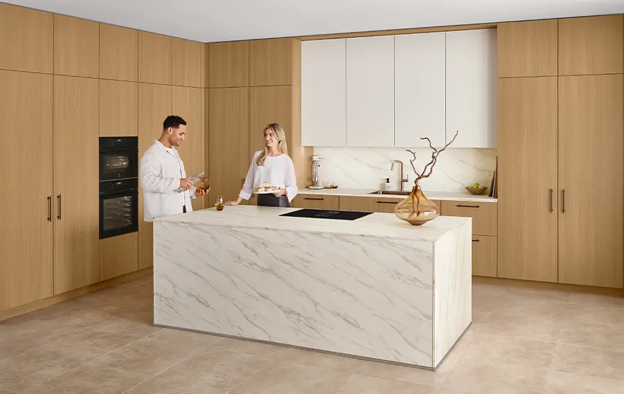Küche mit STRUCTURA 425 Front in Eiche Faro Nachbildung und Kücheninsel mit Arbeitsplatte Marmor Carrara Bronze Nachbildung