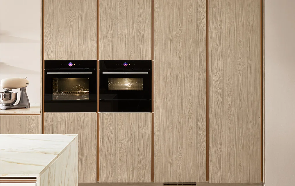  Structura 406 biedt een elegante houtlook en slimme opbergoplossingen - ideaal voor kleine keukens met hoge eisen.