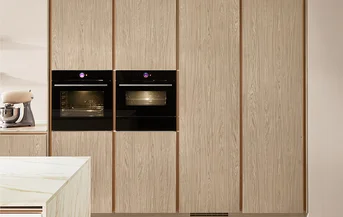 Structura 406 biedt een elegante houtlook en slimme opbergoplossingen - ideaal voor kleine keukens met hoge eisen.