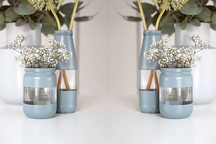 Bunte Vasen - mit selbstgemachter Kreidefarbe kannst Du aus den alten Behältnissen ein echtes Deko-Highlight zaubern – und mehr Farbe ins Eigenheim bringen.