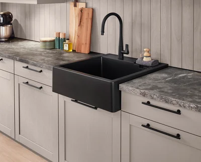 Spülenschrank für Spülenstein in passendem Landhausdesign.