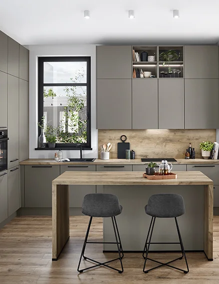 Nowoczesna kuchnia z frontami w kolorze szarym taupe z serii LASER 461 w połączeniu z dekorem drewna i otwartymi półkami zapewnia ciepłą i domową atmosferę.