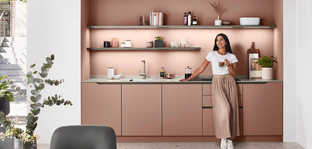 Grifflose LINE N Küche in Koralle mit eleganter Griffmulde – modernes, reduziertes Design für offene Wohnräume.