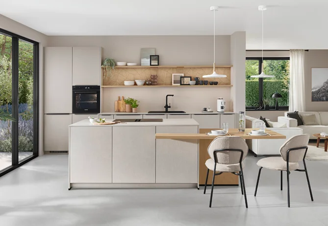 Moderne Küche mit Insel, Look in Sand mit strukturierter Oberfläche und Slim Line Arbeitsplatte.