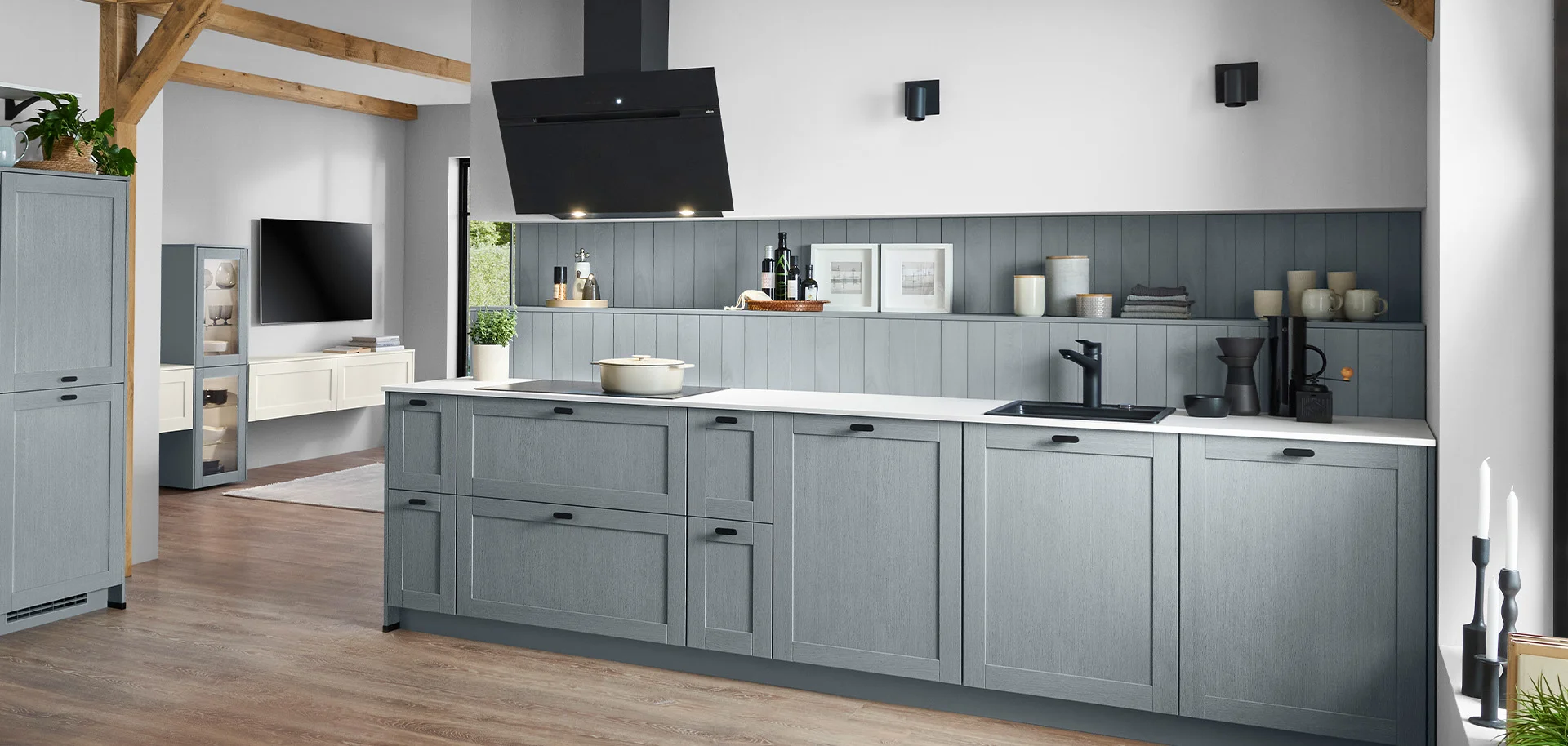 Rivestimento a nicchia in legno blu pietra - elegante rivestimento della cucina con un carattere familiare da casa di campagna.