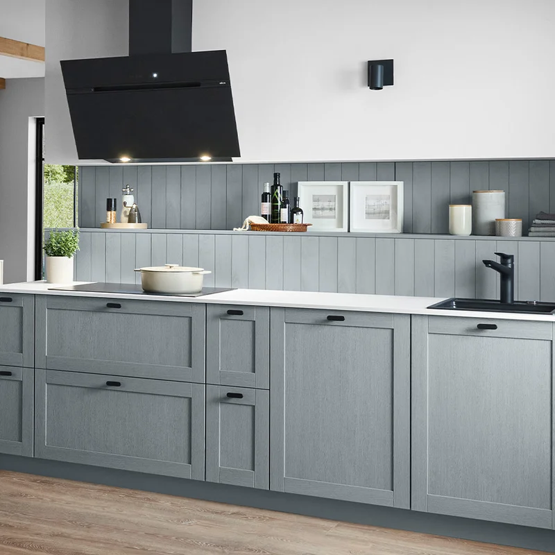 Rivestimento a nicchia in legno blu pietra - elegante rivestimento della cucina con un carattere familiare da casa di campagna.