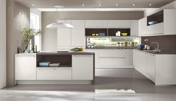 La façade Touch 338 en gris soie supermat confère à cette cuisine un caractère à la fois moderne et confortable. La surface mate a un effet noble et discret, ce qui crée un effet d'espace calme et harmonieux. En combinaison avec des lignes claires et des éléments d'étagère ouverts, on obtient un design stylé qui allie idéalement fonctionnalité et esthétique.