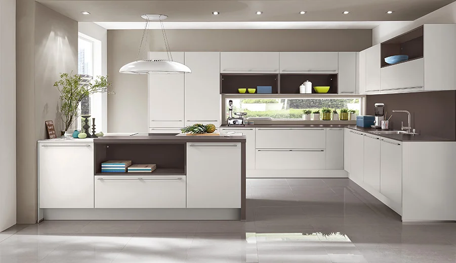 La façade Touch 338 en gris soie supermat confère à cette cuisine un caractère à la fois moderne et confortable. La surface mate a un effet noble et discret, ce qui crée un effet d'espace calme et harmonieux. En combinaison avec des lignes claires et des éléments d'étagère ouverts, on obtient un design stylé qui allie idéalement fonctionnalité et esthétique.