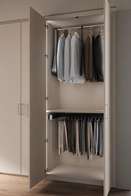 Innenbeleuchtung im Kleiderschrank mit Kleiderstangen und Kleidung hinter geöffneten sandfarbenen Fronten