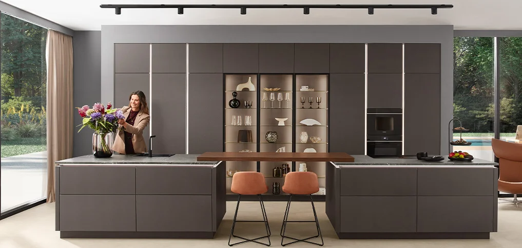 Küche mit vertikaler Griffmuldenbeleuchtung.