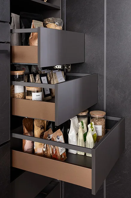 [Translate to pl:] nobilia nBOX Schubkastensystem mit edlem Bronze Profil Cover in moderner Innenorganisation für Vorräte und Küchenutensilien passend zur Front Stoneart 303 in Grauschiefer Nachbildung mit hochwertiger geradliniger Ästhetik für maximalen Stauraum