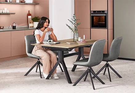 Moderna zona pranzo con comode sedie girevoli e tavolo a quattro gambe: una combinazione elegante per una seduta rilassata e un'atmosfera accogliente.