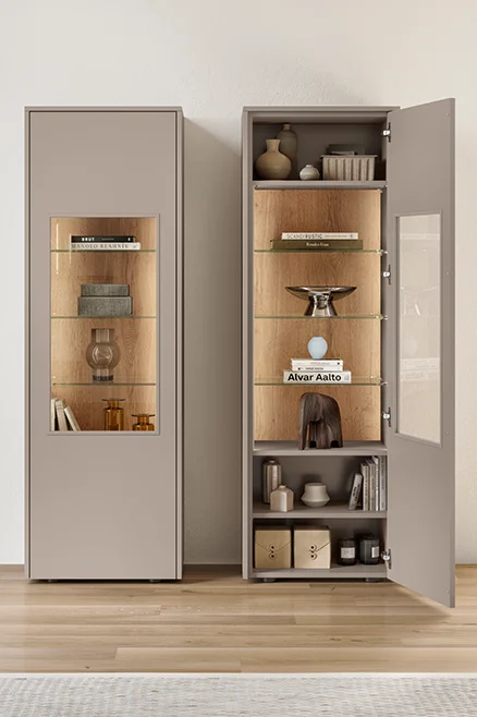 Armoire en verre Ambia avec porte à cadre en verre et éclairage en option - un design moderne rencontre une atmosphère confortable avec des accents stylés.