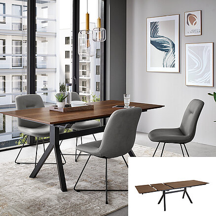 Moderní jídelna s dřevěným stolem s kovovými nohami, čtyřmi šedě čalouněnými židlemi, stylovými závěsnými lampami a abstraktním uměleckým dílem na zdi v světlém bytě.