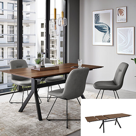 Salle à manger moderne avec une table en bois et des pieds en métal, quatre chaises rembourrées grises, des lampes suspendues chic et une œuvre d'art abstraite sur le mur dans un appartement lumineux.