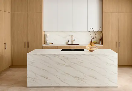 Küche mit Front STRUCTURA 425 Eiche Faro Nachbildung und Kücheninsel mit Arbeitsplatte 324 Marmor Carrara Bronze Nachbildung