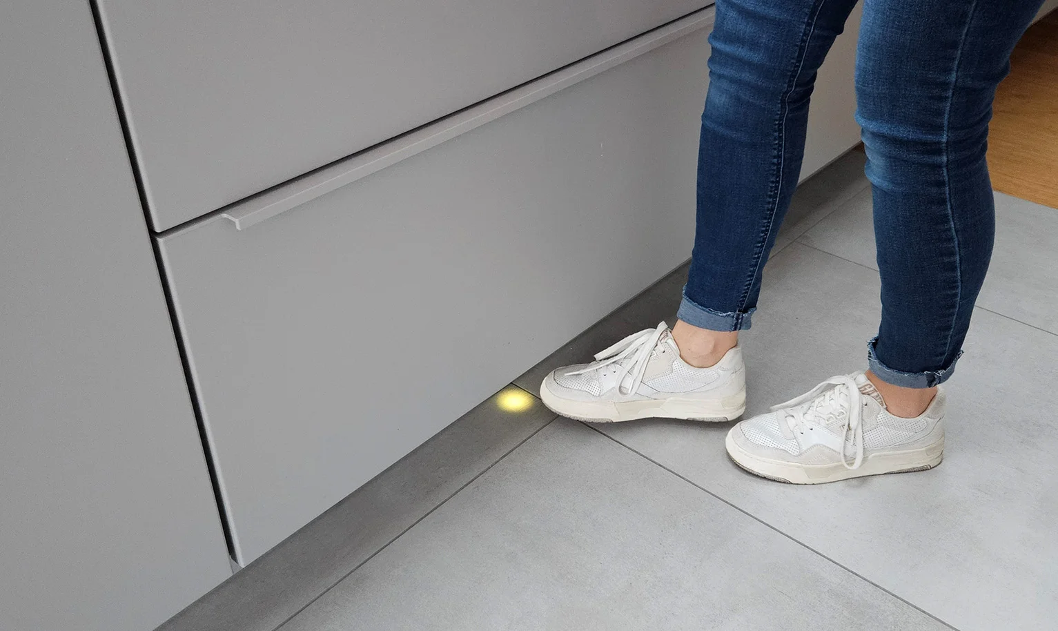 Keuken met afvalscheiding met voetbediening - de voet activeert de sensor en opent de frontlade.