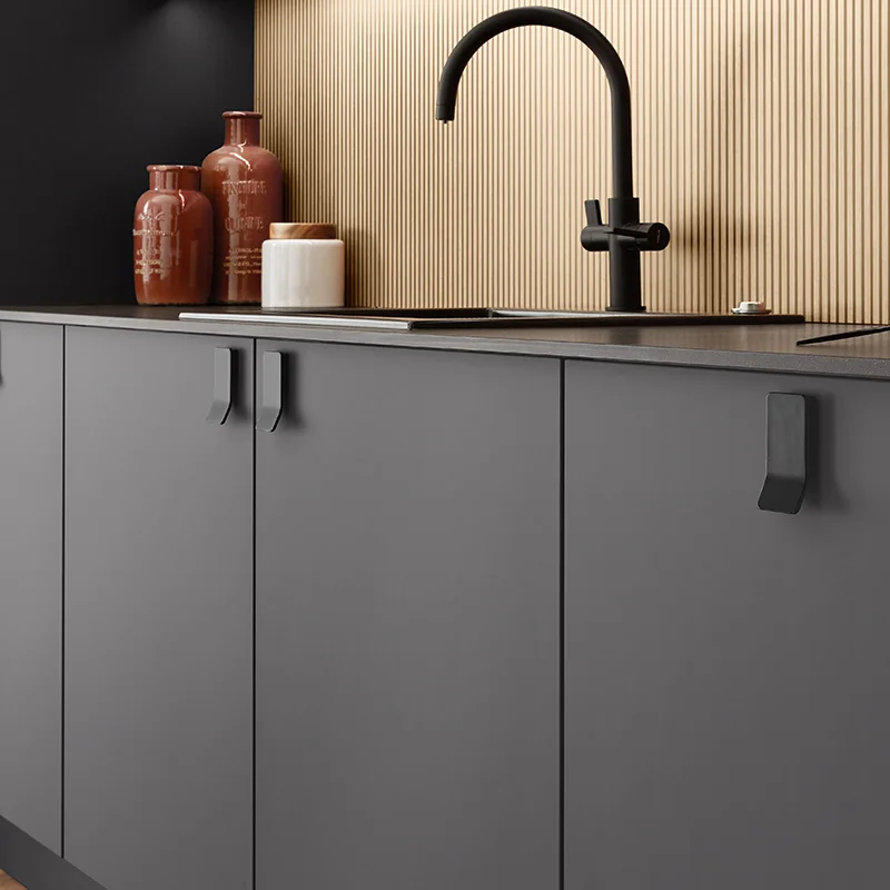 Diese Küche im modernen Line N Design überzeugt durch ihre grifflose Optik und das elegante Zusammenspiel aus dunkler Front und natürlicher Holzstruktur. Die klaren Linien schaffen eine ruhige Atmosphäre, in der das Kochen zum stilvollen Erlebnis wird.