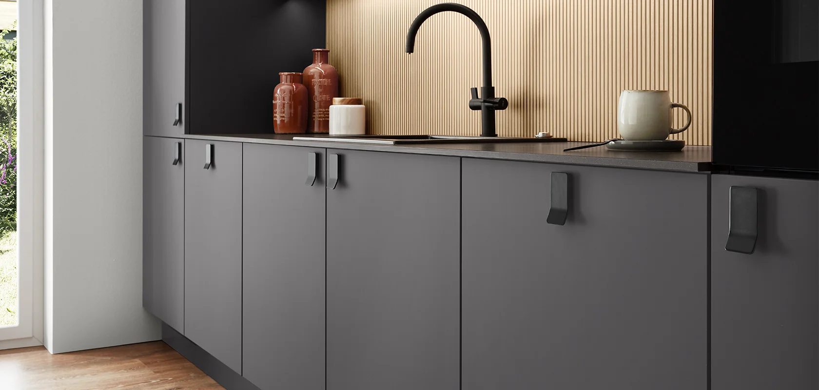 Diese Küche im modernen Line N Design überzeugt durch ihre grifflose Optik und das elegante Zusammenspiel aus dunkler Front und natürlicher Holzstruktur. Die klaren Linien schaffen eine ruhige Atmosphäre, in der das Kochen zum stilvollen Erlebnis wird.