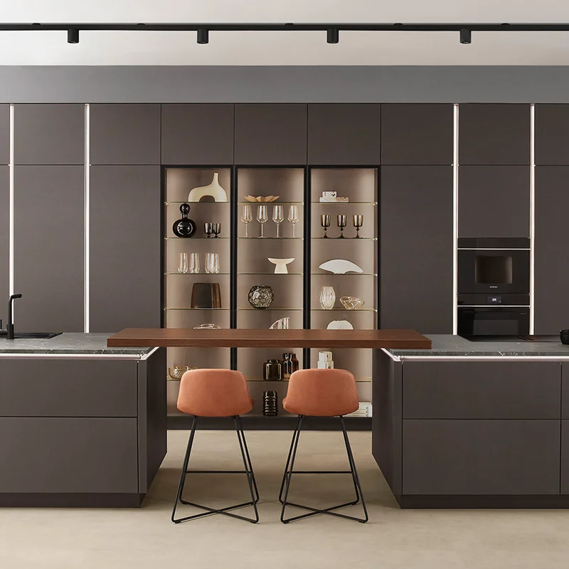 Kuchnia z frontem Softline 505 w matowym kolorze Coffee Perfect - nowoczesny design bez uchwytów łączy się z ciepłymi kolorami i spójnym wzornictwem.