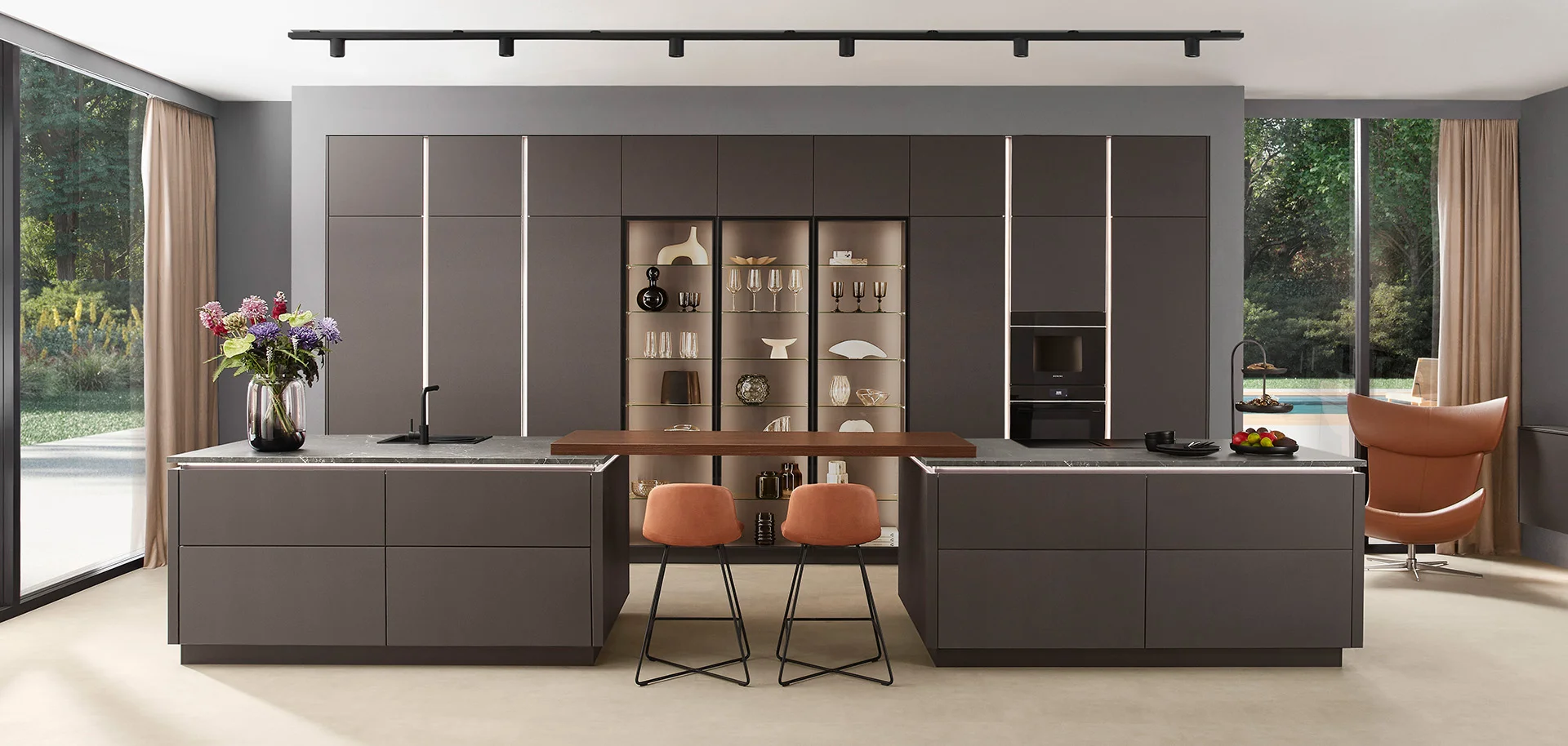 Küche mit der Front Softline 505 in Coffee Perfect matt – moderne, grifflose Gestaltung trifft auf warme Farbtöne und durchgängiges Design.