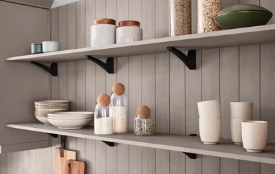 Półka ścienna z konsolami i dopasowanym panelem do stylowego przechowywania.