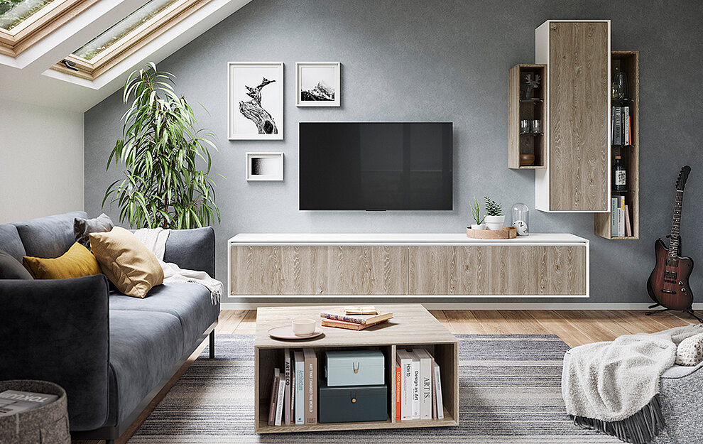 Modernes Wohnzimmerinterieur mit bequemem Sofa, stilvoller TV-Einheit, Wandkunst und grünen Pflanzen, die dem gemütlichen Raum eine natürliche Note verleihen.