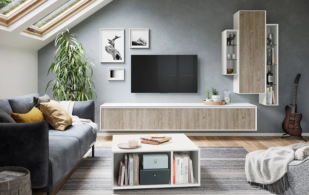 Modernes Wohnzimmerinterieur mit bequemem Sofa, stilvoller TV-Einheit, Wandkunst und grünen Pflanzen, die dem gemütlichen Raum eine natürliche Note verleihen.